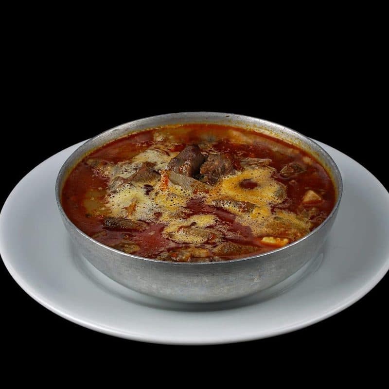 Beyran çorbası, bakır tas içinde
