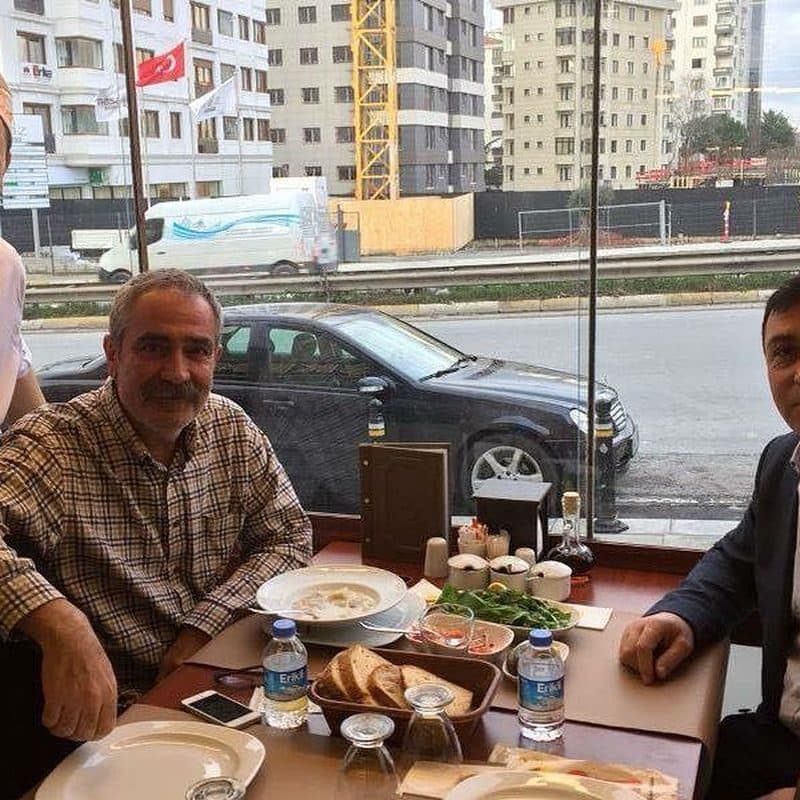 Usta ve misafirler, yemek masası